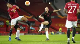Pemain Real Sociedad Jon Guridi melakukan tembakan ke gawang Manchester United pada pertandingan leg kedua babak 32 besar Liga Europa di Old Trafford, Manchester, Inggris, Kamis (25/2/2021). Laga berakhir 0-0 dan MU lolos ke babak 16 besar. (AP Photo/Dave Thompson)