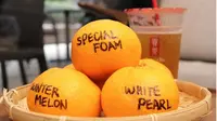 Di Malaysia, jeruk mandarin yang ditulis biasanya dilempar oleh wanita lajang ke sungai. Apa maknanya? (dok. Instagram @gongchamy/https://www.instagram.com/p/BuDJbwRDGYE/Esther Novita Inochi)