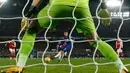 Gelandang Chelsea, Jorginho mencetak gol ke gawang Arsenal dari titik penalti pada lanjutan pertandingan Liga Inggris di Stamford Bridge, Selasa (21/1/2020). Chelsea gagal memetik hasil maksimal usai ditahan Arsenal dengan skor 2-2. (AP Photo/Matt Dunham)