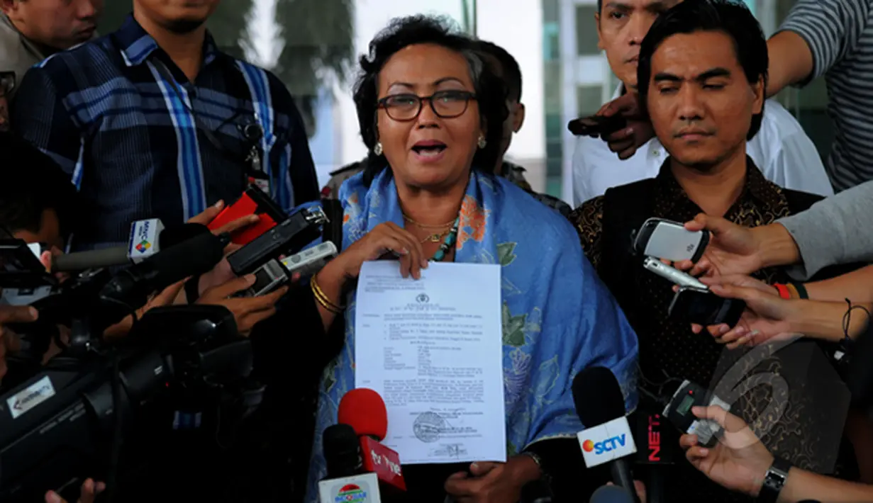 Nursyahbani Katjasungkana, saat membacakan surat kuasa di didepan Gedung KPK, Jakarta, Selasa (17/2/2015). Kuasa hukum mengatakan ketua KPK Abraham Samad ditetapkan sebagai tersangka oleh pihak kepolisian. (Liputan6.com/Faisal R Syam)