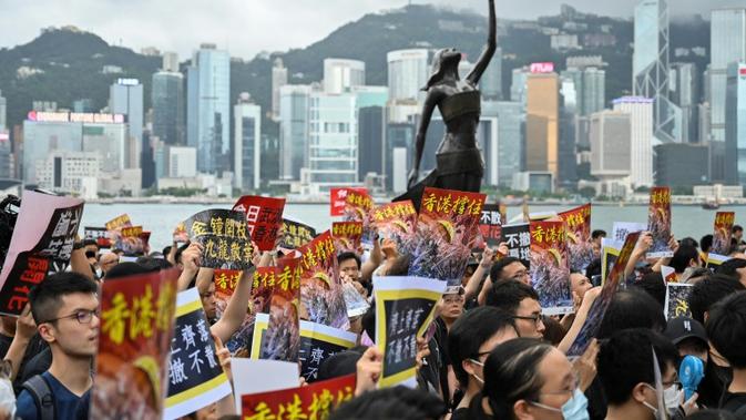 Demonstran berkumpul di Tsim Tsa Tsui Promenade untuk memprotes pengaruh China yang semakin besar terhadap Hong Kong (AFP Photo)