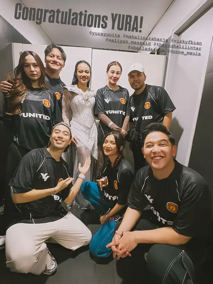 Gaya Kompak Vidi Aldiano, Aaliyah Massaid, hingga Mahalini Pakai Jersey "Yunited" saat Nonton Konser Yura Yunita