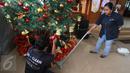 Petugas GO-CLEAN membersihkan pohon natal di GPIB Effatha di kawasan Melawai Jakarta Selatan, Rabu (21/12). Kegiatan ini merupakan rangkaian dari program #NatalanNyaman Bersama GO-CLEAN. (Liputan6.com/Fery Pradolo)