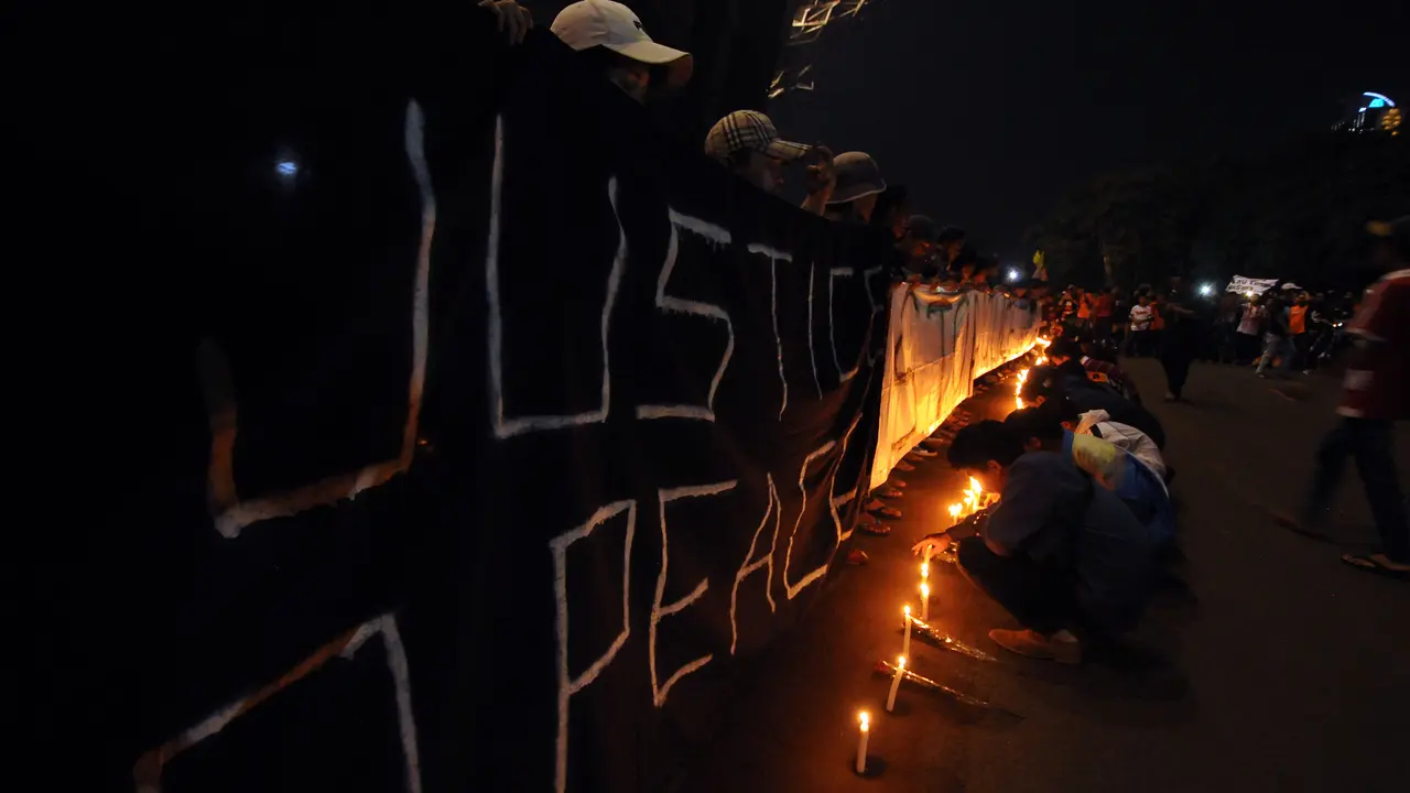 20160516- Kenang Fahreza, Ribuan Suporter Persija Nyalakan Lilin-Jakarta- Helmi Fithriansyah
