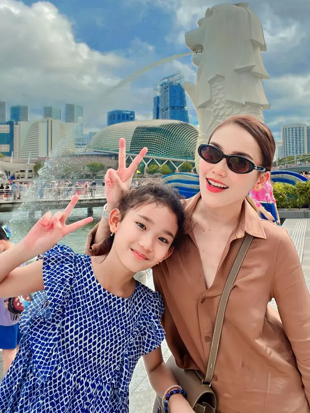 8 Potret Penampilan Ayu Ting Ting dan Bilqis saat Liburan Ini Bak Kakak Adik