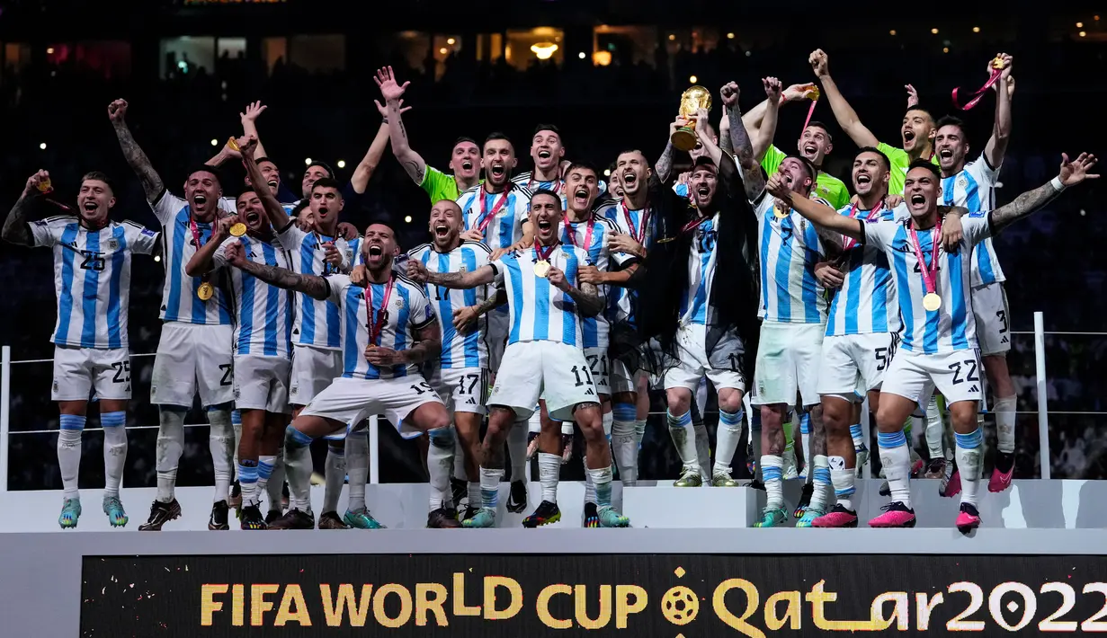 Para pemain Argentina merayakan di atas podium setelah menang atas Prancis pada pertandingan sepak bola final Piala Dunia 2022 di Stadion Lusail, Lusail, Qatar, 18 Desember 2022. Argentina menang 4-2 dalam adu penalti setelah pertandingan berakhir imbang 3 -3. (AP Photo/Petr David Josek)