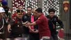 Mantan Kepala Badan Gizi Nasional (BGN), Dadan Hindayana (mengenakan rompi tahanan – ketiga kanan) digiring ke mobil tahanan usai menjalani pemeriksaan di Gedung Kejaksaan Agung RI, Jakarta, Rabu (3/6/2026). (Kapanlagi.com/Budy Santoso)