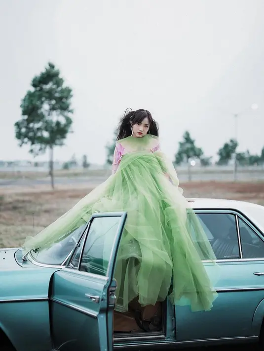 Wajahnya dipulas makeup dalam tone hangat oleh MUA @vinaavaniaa. Blush on warna merah diaplikasikan sampai bawah mata, ditambah dengan pulasan lipstik merah merona pada bibir. [@winstongomez]