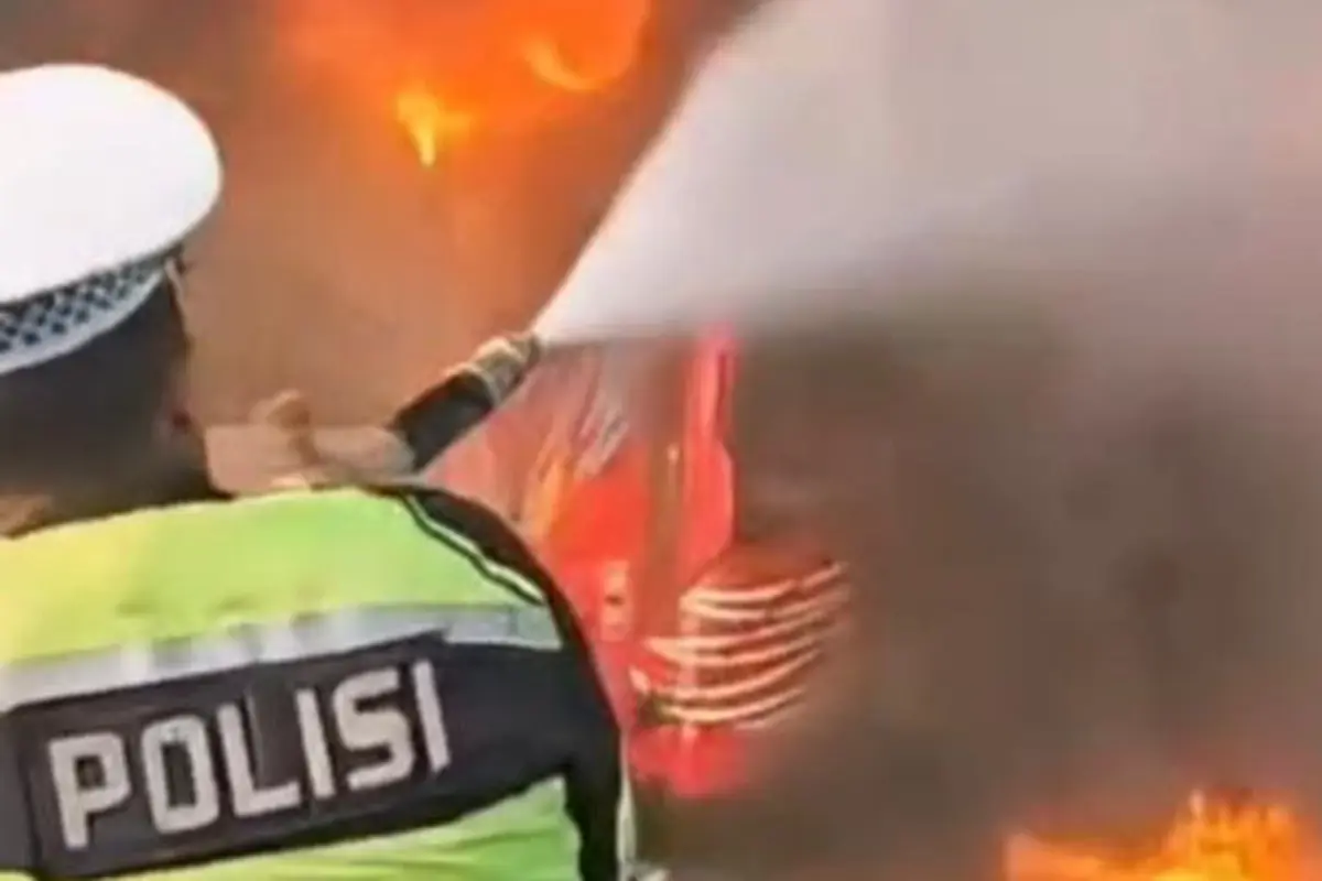 Sebuah bus rombongan ziarah asal Metro, Lampung, terbakar di ruas Tol Jakarta–Cikampek, Senin (5/1/2026).