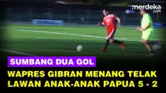Wakil Presiden Gibran Rakabuming Raka bermain sepak bola bersama anak-anak Sekolah Sepak Bola (SSB) di Stadion Lapangan Pendidikan Itlayikinia, Wamena , Papua, Selasa (13/1).