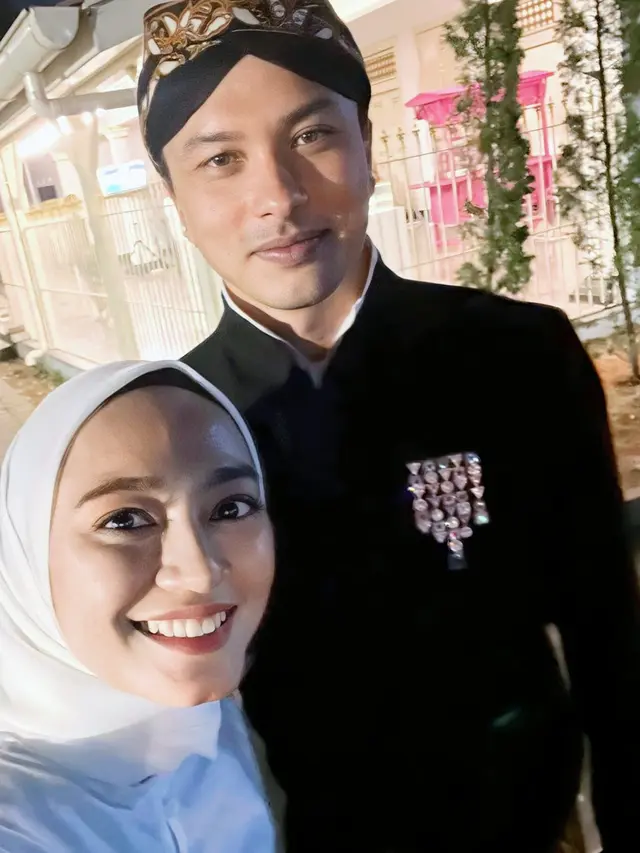 7 Potret Nicolas Saputra Tampil Pakai Beskap dan Blangkon Ini Curi Perhatian