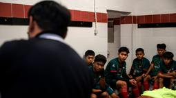 Para Pemain Korea-Korea Selecao ketika diberikan instruksi oleh pelatih di saat ujicoba melawan Vitoria Clube de Lisboa pada Selasa (26/11/2024).