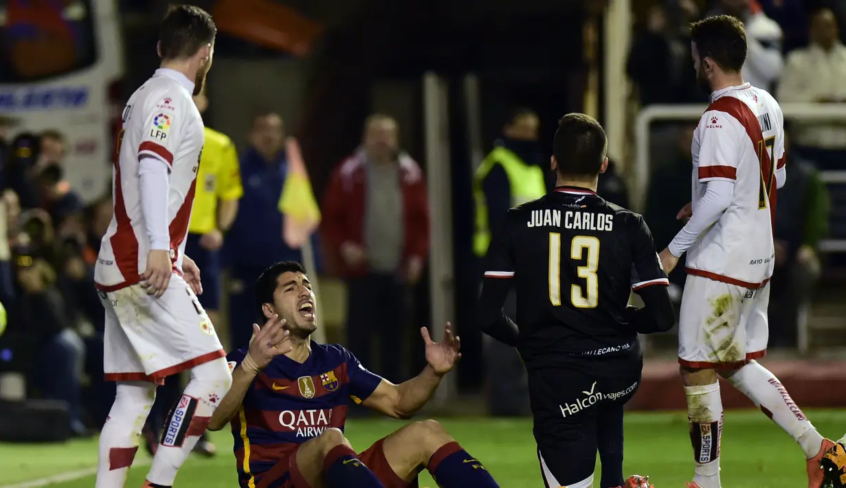 Reaksi Luis Suarez setelah dilanggar pemain Rayo Vallecano pada laga La Liga Spanyol di Estadio del Rayo Vallecano, Madrid, Jumat (4/3/2016) dini hari WIB. (AFP/Pierre-Philippe Marcou)