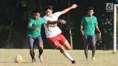 Pemain Timnas Indonesia U-16 saat melakukan uji tanding dengan tim pelajar Asian School U-18 di Lapangan Atang Sutresna, Jakarta, Jumat (25/8). Ini persiapan jelang kualifikasi Piala Asia U-16, September mendatang. (Liputan6.com/Helmi Fithriansyah)