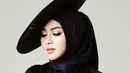 Seperti penampilan OOTD-nya ini. Tampil dengan serba hitam dan juga dilengkapi topi warna senada, Syahrini tampil cantik dengan riasan chic. (Liputan6.com/IG/@princessyahrini)