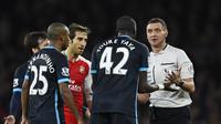 Gelandang Manchester City, Yaya Toure, menjadi sasaran kritik setelah tampil buruk saat menghadapi Arsenal, Selasa (22/12/2015) dini hari WIB. (Reuters/Sergio Perez)