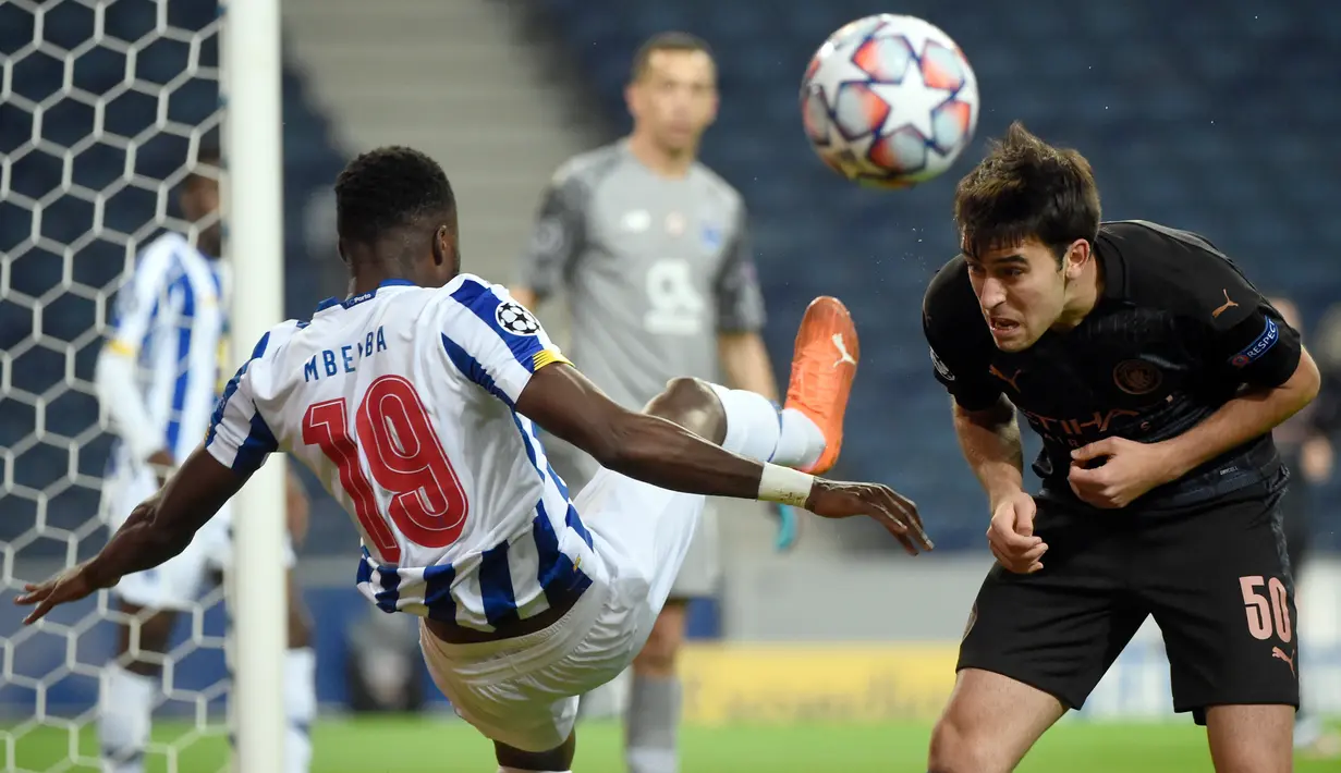 Bek FC Porto, Chancel Mbemba (kiri) bersaing dengan bek Manchester City, Eric Garcia pada matchday kelima Grup C Liga Champions di Estadio Do Dragao, Porto, Rabu (2/12/2020) dini hari WIB. Manchester City harus puas bermain 0-0 lawan Porto. (MIGUEL RIOPA / POOL / AFP)