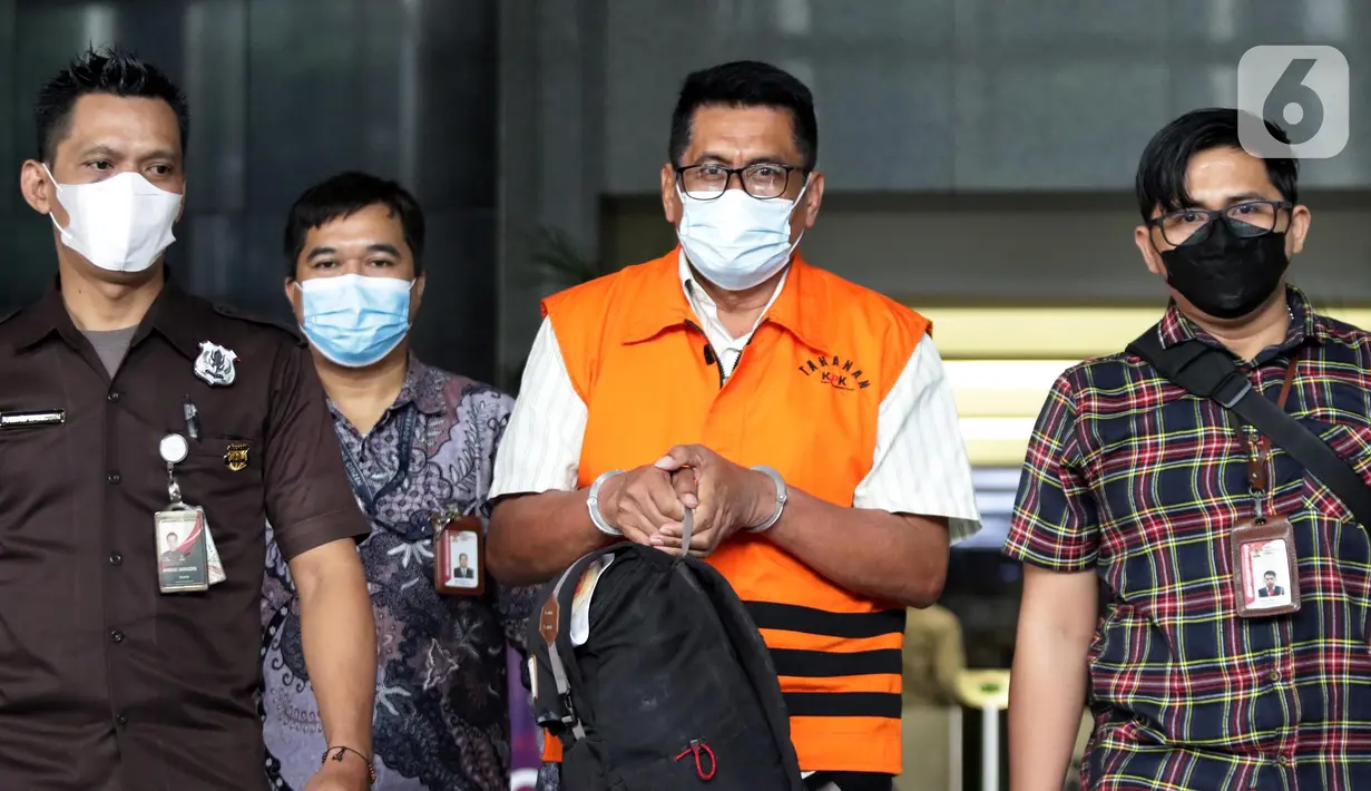 Kepala Badan Kepegawaian dan Pengembangan SDM Kabupaten Muna, Sukarman Loke (ketiga kiri) usai mengikuti rilis penahanan tersangka di Gedung KPK, Jakarta, Kamis (23/6/2022). Sukarman Loke terjerat kasus dugaan korupsi pengajuan dana pemulihan ekonomi nasional daerah (PEN) untuk Kabupaten Kolaka Timur tahun 2021. (Liputan6.com/Helmi Fithriansyah)