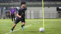 Pemain Timnas Indonesia U-20, Dillan Yabran terlihat mengikuti pemusatan latihan yang berlangsung di Lapangan B, Senayan, Jakarta, Jumat (15/03/2024) malam. Dillan merupakan salah satu pemain diaspora yang dipanggil oleh pelatih Indra Sjafri. Ia kini berkarier di SV Bergisch Gladbach 09. (Bola.com/Bagaskara Lazuardi)