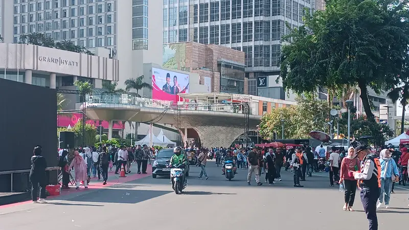 Jalan Sudirman, Jakarta Pusat kembali dibuka. Jalan Sudirman-Thamrin sebelumnya ditutup karena ada arak-arakan Prabowo Subianto usai dilantik sebagai Presiden, Minggu (20/10/2024).