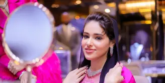 Hari pertama kunjungan ke Indonesia, Princess Shaikha pun mengunjungi butik perhiasan lokal, Passion Prive. Dalam kunjungannya ia tampil mengenakan gaun fuchsia. Credit: Passion Prive