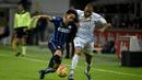 Pemain Inter Milan Yuto Nagatomo (kiri) berebut bola dengan pemain Frosinone, Danilo Soddimo pada lanjutan liga Italia Serie A, Inter Milan vs Frosinone di Stadion  San Siro, Milan, Senin (23/11/2015) dini hari WIB. (AFP Photo/Olivier Morin)