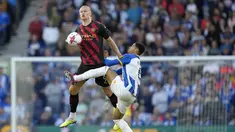 Bek Brighton and Hove Albion, Levi Colwill berebut bola dengan penyerang Manchester City, Erling Haaland dalam laga tunda pekan ke-32 Premier League 2022/2023 di Stadion Amex, Kamis (25/5/2023) dini hari WIB. (AP Photo/Kirsty Wigglesworth)