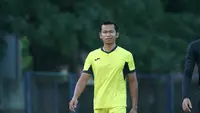 Wasit Liga 1, Yeni Kristianto, saat berlatih di Stadion Rejoagung Tulungagung. (Bola.com/Gatot Susetyo)