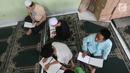 Semangat santri tunanetra saat belajar membaca Alquran braile di Pesantren Raudlatul Makfufin, Serpong, Tangsel, Banten, Rabu (23/5). Selain mencetak Alquran braile, pesantren ini juga memberi pengajaran kepada santri tunanetra. (Merdeka.com/Arie Basuki)
