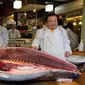 Pekerja restoran susi ternama Jepang memotong ikan tuna sirip biru seberat 278 kg di restoran mereka, Tokyo, Sabtu (5/1). Ikan tuna raksasa itu telah memecahkan rekor penjualan tertinggi, dengan dibeli seharga $ 3,1 juta (Rp43,4 miliar). (Kazuhiro NOGI/AF