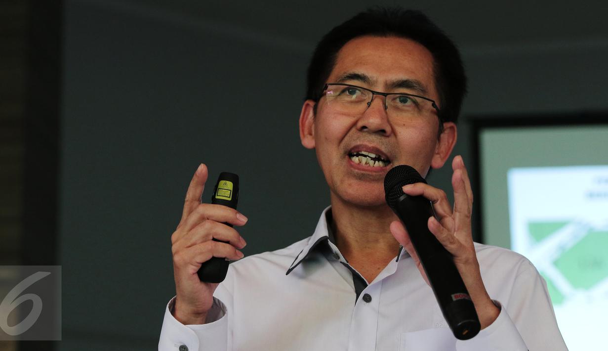 Direktur Utama PPKGB Winarto saat meninjau lahan eks Senayan Golf Driving Range di Jakarta, Senin (22/2). Tempat ini nantinya akan di jadikan ruang terbuka hijau (RTH) yang nantinya juga akan terintegrasi dengan stasiun MRT. (Liputan6.com/Angga Yuniar)