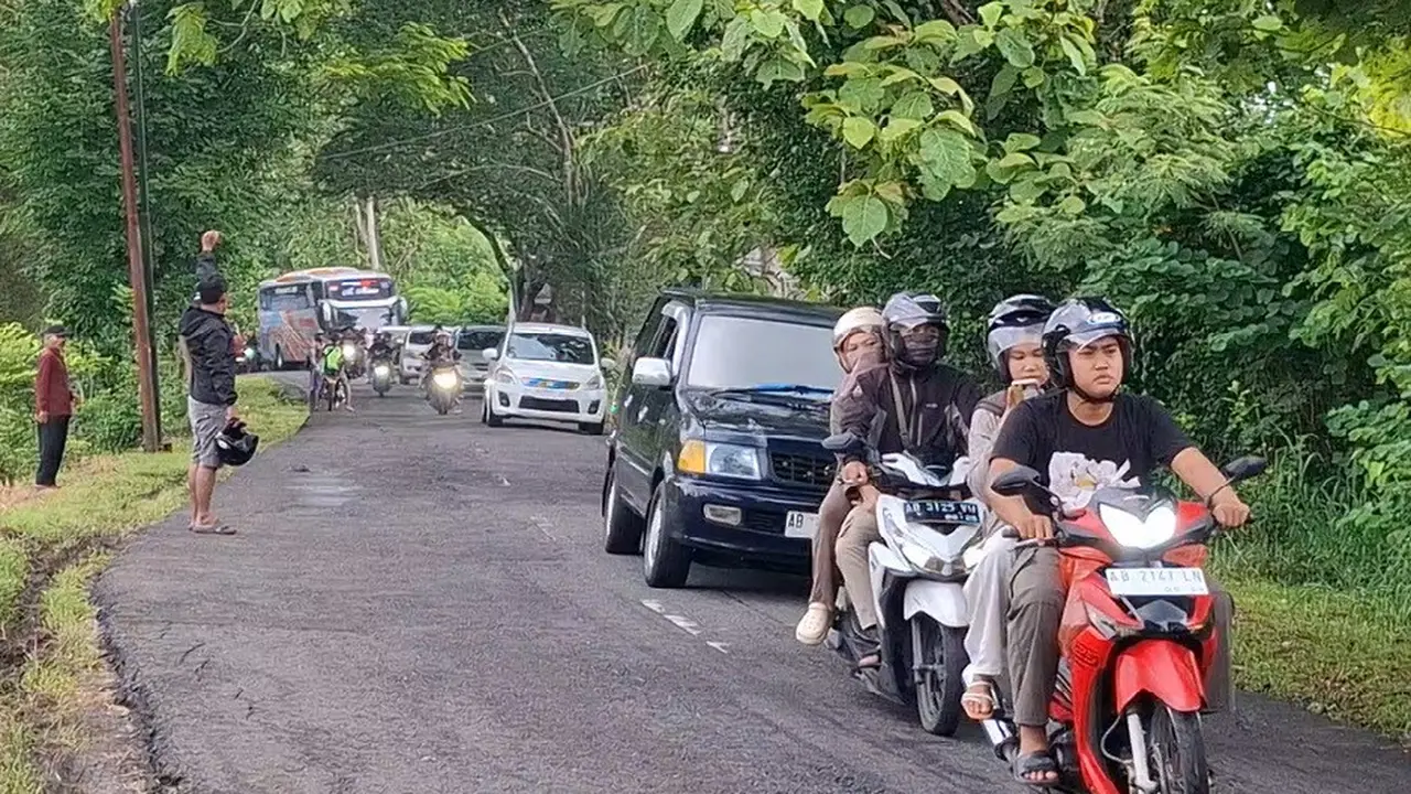 Arus lalu lintas menuju tempat wisata Pantai