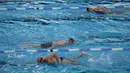 Para perenang menikmati kolam renang dalam ruangan di Clissold Leisure Centre, London utara, Inggris, Senin (12/4/2021). Inggris melonggarkan pembatasan terkait virus corona COVID-19. (Photo by DANIEL LEAL-OLIVAS/AFP)