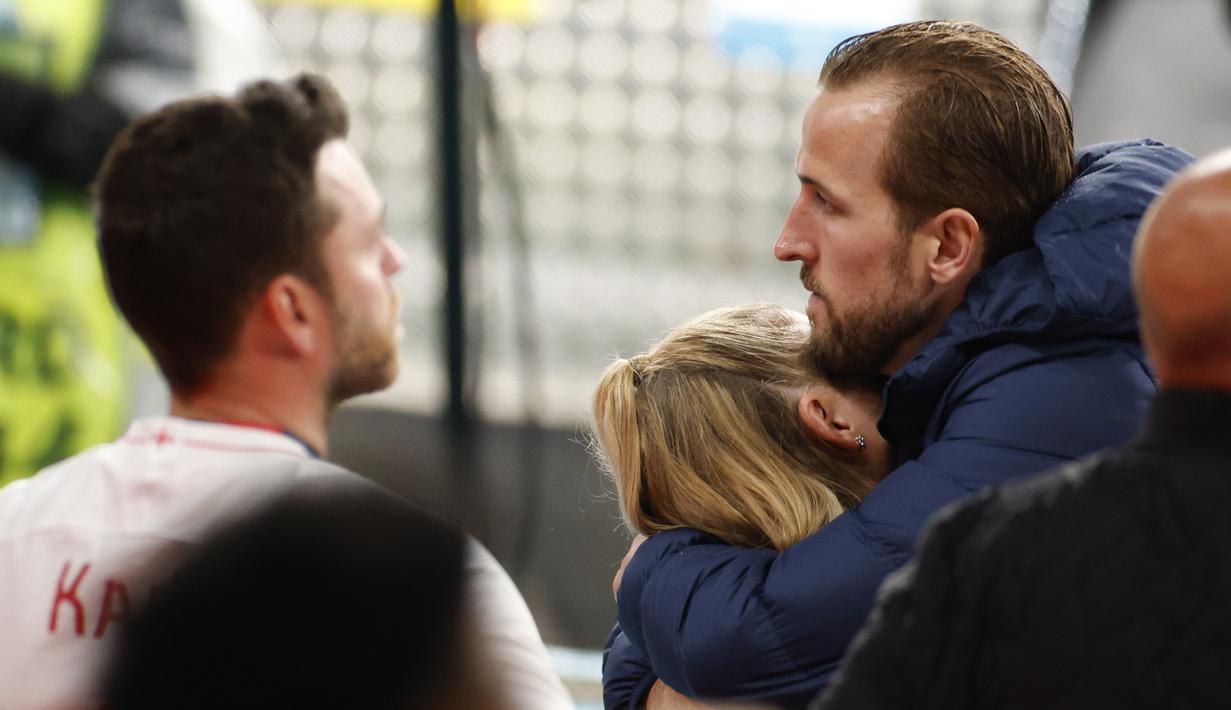 FOTO: Peluk Cium Harry Kane Hibur Istri Usai Inggris Kalah ...