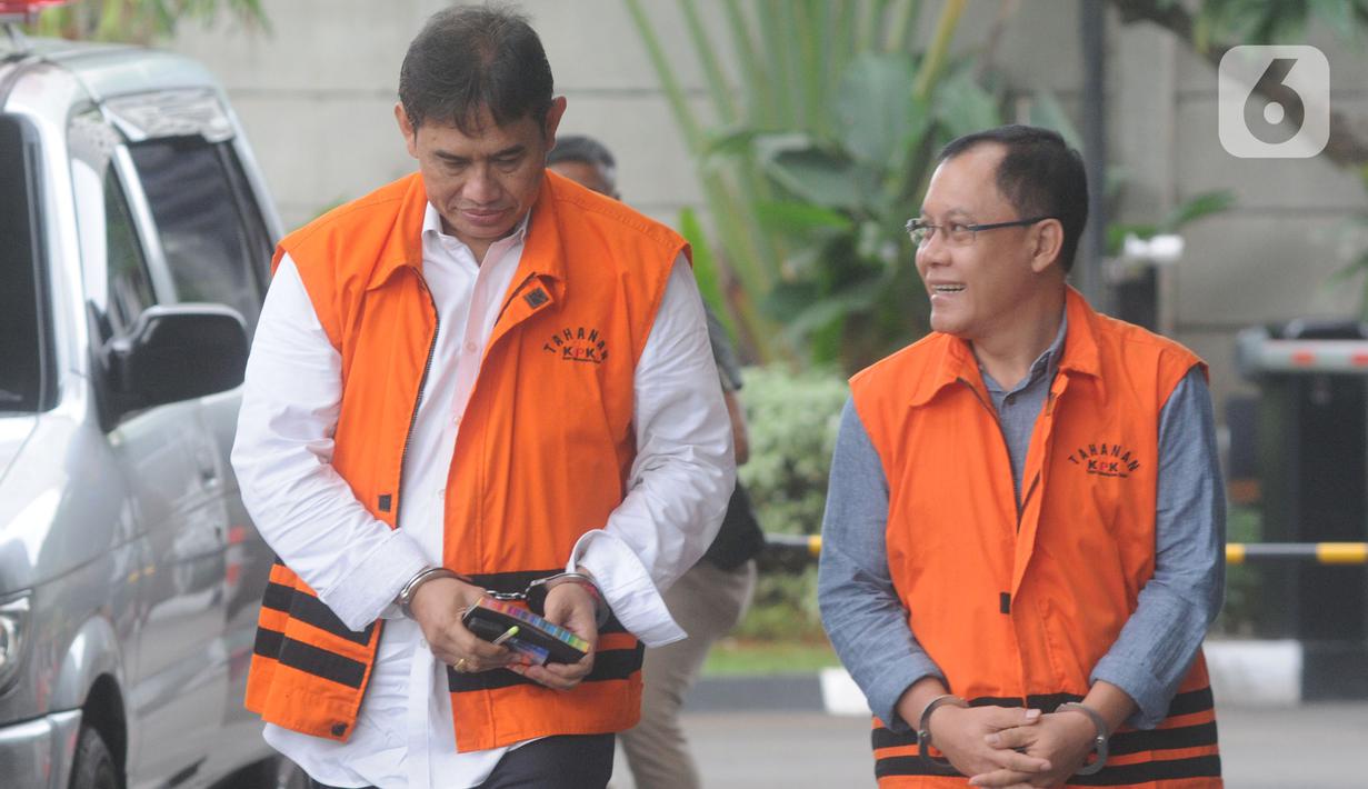 Mantan Direktur Pemasaran PTPN III (Persero) sekaligus Komisaris Utama PT KPBN, I Kadek Kertha Laksana dan Kepala Dinas PUPR Bengkayang nonaktif, Aleksius berjalan memasuki Gedung KPK, Selasa (31/12/2019). Keduanya mendatangi KPK untuk menandatangani berkas pemeriksaan P21. (merdeka.com/Dwi Narwoko)