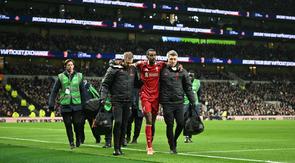 Penyerang Liverpool, Alexander Isak, mengalami cedera saat timnya menang 2-1 atas Tottenham Hotspur pada laga pekan ke-17 Premier League di Tottenham Hotspur Stadium, Minggu (21/12/2025) dini hari WIB. (AFP/Justin Tallis)