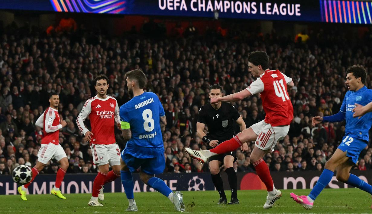 Gol kedua Arsenal tercipta pada babak kedua melalui Declan Rice. Lagi-lagi bola bersarang ke gawang tim tamu melalui lesatan dari luar kotak penalti. (AFP/Glyn Kirk)