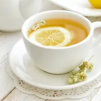 Jus lemon dengan seduhan daun teh hitam untuk mengurangi kadar minyak berlebih pada kulit kepala.