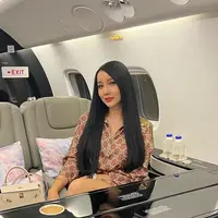 Disebut bak ibu-ibu pejabat, penampilan Lucinta Luna saat berpose di dalam pesawat mewah ini terlihat menawan. Pakaian yang dikenakan juga khas menunjukkan ia sedang mengikuti acara formal. (Liputan6.com/IG/@lucintaluna_manjalita).