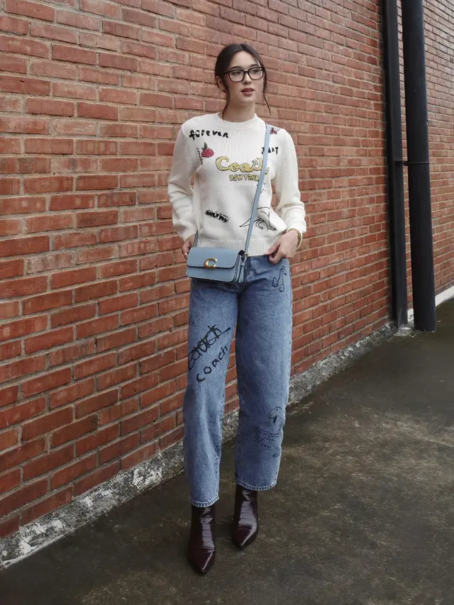 Yasmin Napper pakai tas Coach. [Coach]