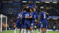 Para pemain Chelsea merayakan gol yang dicetak Willian ke gawang Everton pada laga Piala Liga di Stadion Stamford Bridge, London, Rabu (25/10/2017). Chelsea menang 2-1 atas Everton. (AFP/Daniel Leal-Olivas)