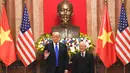 Presiden AS, Donald Trump saat bertemu dengan Presiden Vietnam Nguyen Phu Trong di Istana Kepresidenan di Hanoi (27/2). Trump dan Kim Jong-un akan makan malam bersama selama sekitar 1,5 jam. (AFP Photo/Saul Loeb)