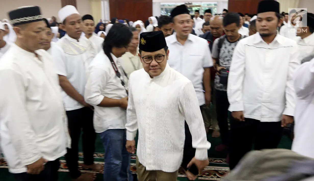 Ketua Umum PKB Muhaimin Iskandar saat menghadiri acara Parlemen Mengaji di Masjid Baiturrahman, Kompleks Parlemen Senayan, Jakarta, Selasa (29/5). Kegiatan ini digelar Fraksi PKB. (Liputan6.com/Johan Tallo)