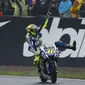 Pembalap Yamaha, Valentino Rossi melakukan selebrasi setelah berhasil finis pertama pada balapan Moto Gp seri ke-12 di sirkuit Silverstone (30/8/2015). Posisi kedua dan ketiga diduduki Danilo Petrucci dan  Andrea Dovizioso. (REUTERS/Darren Staples)