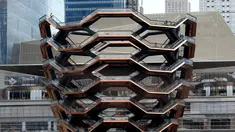 Konstruksi bangunan Vessel di proyek pembangunan Hudson Yards, Manhattan West Side, New York, AS, Selasa (12/3). Menurut desainer Thomas Heatherwick dari Heatherwick Studio, struktur bangunan terinspirasi dari sarang lebah. (REUTERS/Mike Segar)