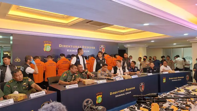 Pusat Polisi Militer TNI AD bersama Ditreskrimum Polda Metro Jaya mengungkap peredaran senjata api ilegal yang menggunakan dokumen palsu mengatasnamakan Puspomad