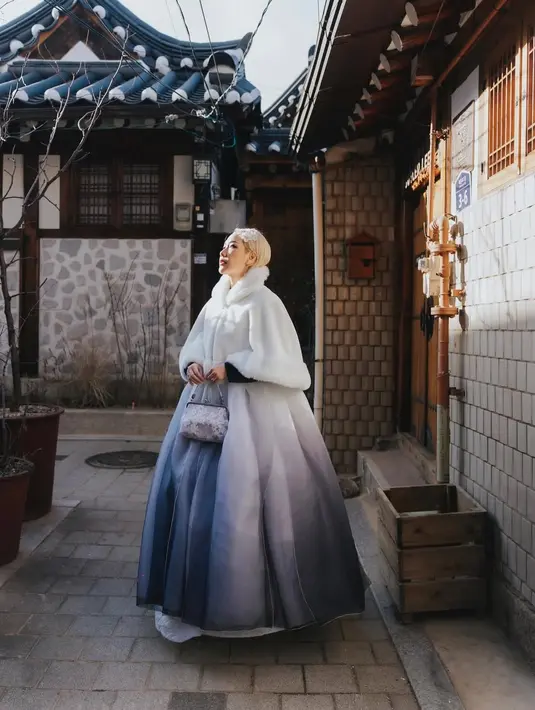 Bunga Citra Lestari tampil bak princess dengan hanbok putih bergradasi abu-abu yang menawan [@itsmebcl]