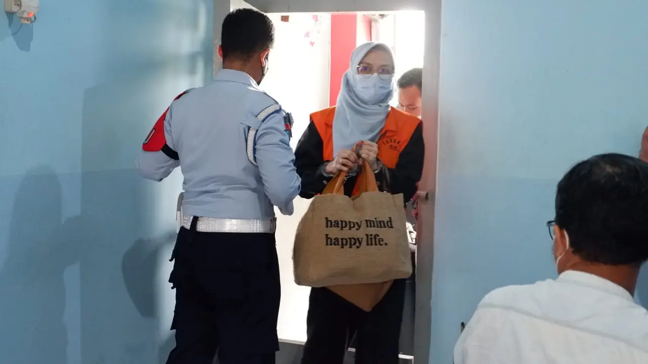Puput Tantriana Sari saat tiba di Rutan Perempuan Surabaya. (Dian Kurniawan/Liputan6.com)