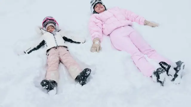 Potret seru Shandy Aulia main salju bareng Claire di Jepang. (credit: instagram.com/shandyaulia/missclaireherbowo)