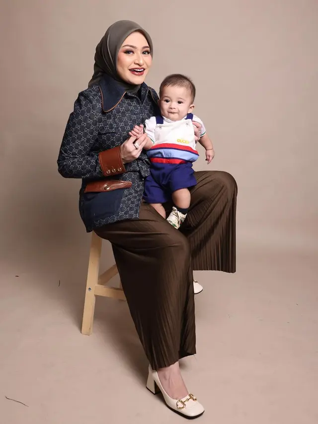 7 Gaya Nathalie Holscher saat Asuh Baby Adzam, Tetap Stylish